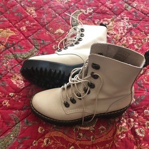 Leona, Dr. Martens, size 8m women’s